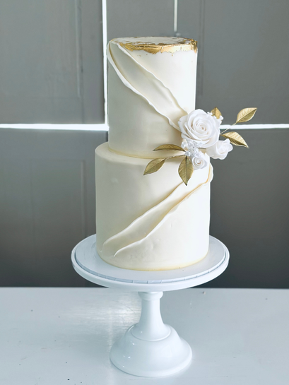 White & GOld Wedding Cake.png